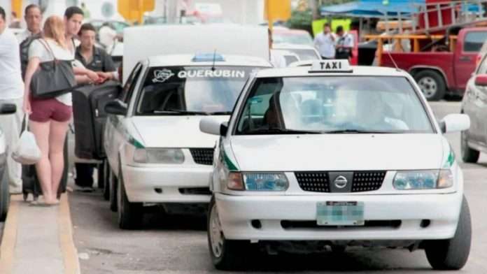 Discuten dos taxistas por pasaje; uno portaba un machete