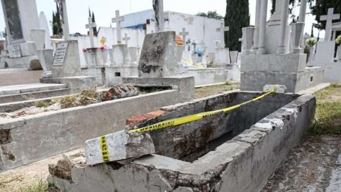 Dos adultos mayores caen al interior de tumba; terminan heridos