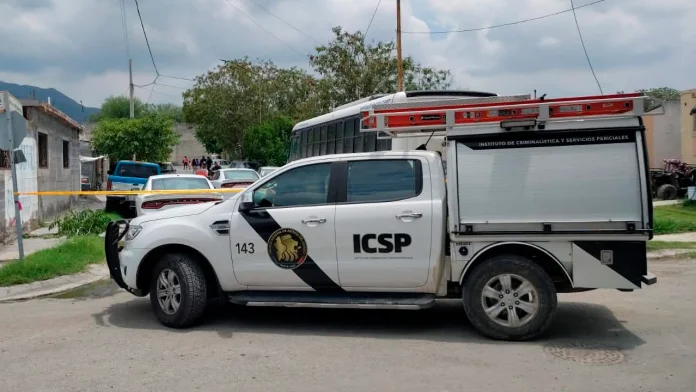 Hombre asesina a su esposa tras encontrarle mensajes con su primo