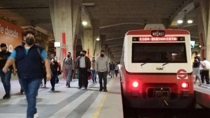 Hombre ataca con un hacha a cuatro personas en transporte público