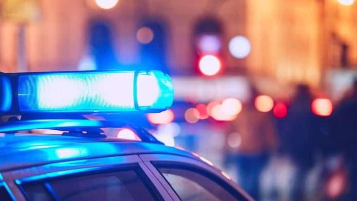Hombre intenta arrojar a su esposa desde un tercer piso frente a sus hijos tras negarse a que revisara su celular