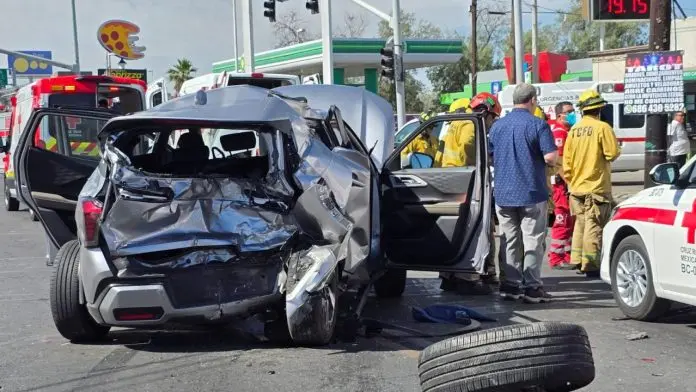 Hombre intenta encubrir feminicidio de su esposa; finge accidente vehicular