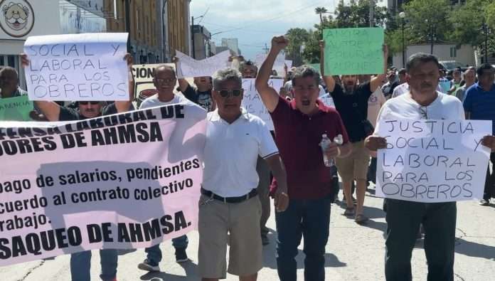 Las declaraciones del síndico sobre el proceso de quiebra de Altos Hornos de México y la forma en que se pretende pagar el finiquito a los trabajadores generaron indignación entre los obreros, quienes realizaron una marcha de protesta por el centro de Monclova.