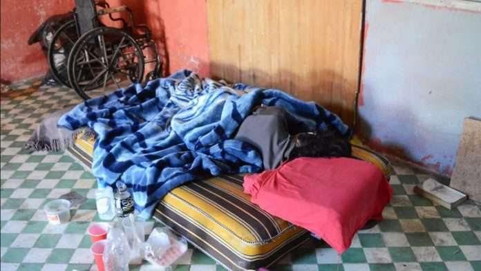 Joven con discapacidad es abandonada en un cuarto de renta; su padrastro abusaba de ella