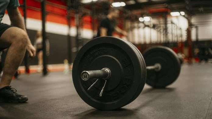 Joven se fractura ambas piernas tras rutina en el gym; intentaba levantar 140 kilos