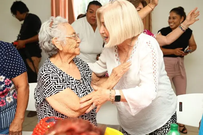 La señora Alma Iribarren apoya en el DIF a los adultos mayores