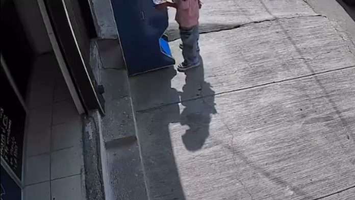 Menor de 7 años es víctima de tocamiento indebido mientras jugaba en la calle