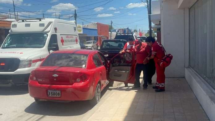 Movilización de paramédicos por adulto mayor que sufrió un desmayo en Sabinas
