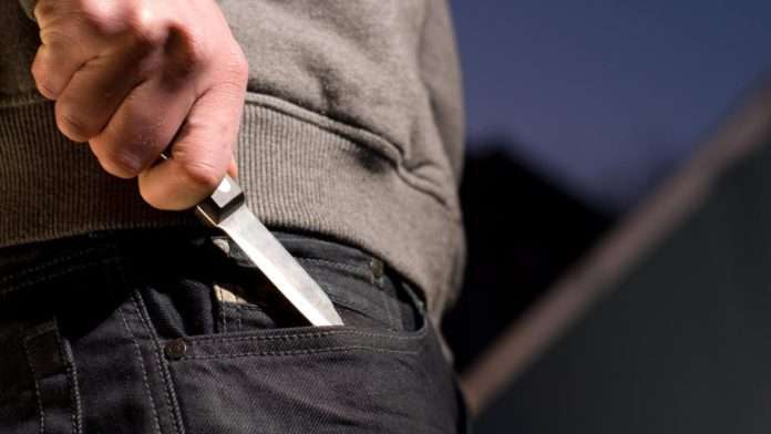 Mujer asesina a puñaladas a su expareja; él sostenía a su bebé en brazos durante el ataque