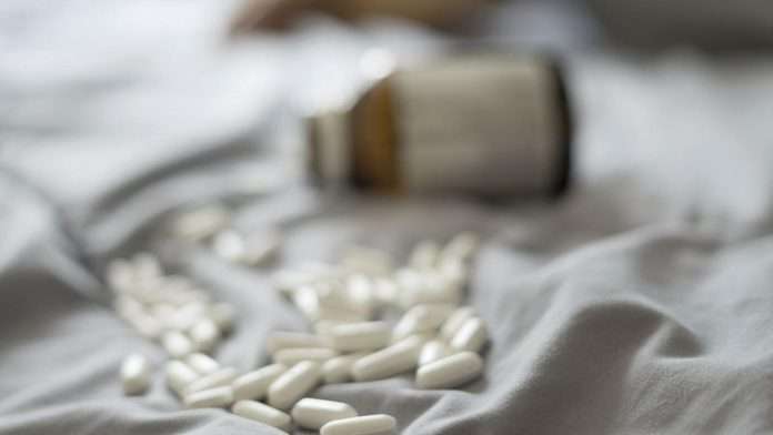 Mujer de 73 años intenta quitarse la vida tras tomar pastillas; su hijo la rescató