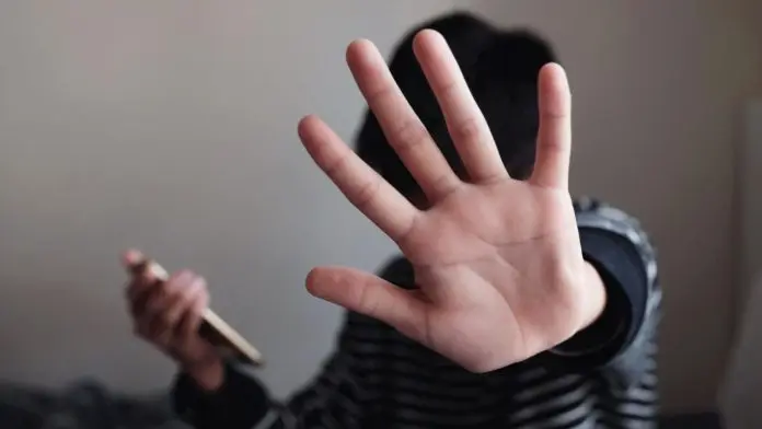 Mujer denuncia a su esposo tras descubrir que él abusaba de 5 menores mientras ella trabajaba