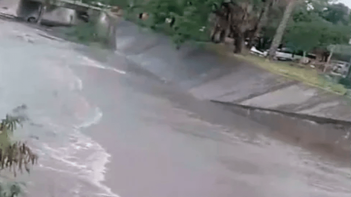 Niño es arrastrado junto a su perrito por la corriente de un arroyo