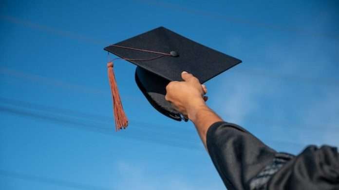 Niño rompe en llanto en plena graduación; su hermano le regaló una foto editada junto a su padre fallecido