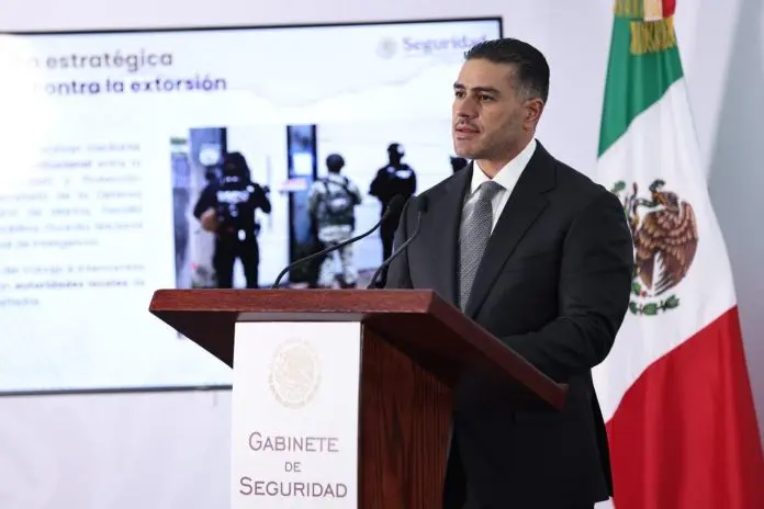 Por instrucciones de la Presidenta de México, Claudia Sheinbaum Pardo, el secretario de Seguridad y Protección Ciudadana, Omar García Harfuch, presentó la Estrategia Nacional contra la Extorsión para prevenir y proteger a la población de este delito. “Detener a quienes cometen este delito es una forma directa de proteger el sustento de miles de familias trabajadoras que, todos los días, con esfuerzo y honestidad, levantan negocios, cultivan la tierra, transportan mercancías o prestan servicios”, informó el secretario de Seguridad en conferencia de prensa. Durante la presentación de la Estrategia Nacional contra la Extorsión, el titular de la Secretaría de Seguridad y Protección Ciudadana (SSPC) estuvo acompañado por los mandos del Gabinete de Seguridad: el secretario de la Defensa Nacional, general Ricardo Trevilla Trejo; el secretario de Marina, almirante Raymundo Pedro Morales; el fiscal General de la República, Alejandro Gertz Manero; y el comandante de la Guardia Nacional, general Hernán Cortés Hernández. El secretario García Harfuch precisó que esta estrategia es posible gracias a la nueva Ley del Sistema Nacional de Investigación e Inteligencia, que permite robustecer las investigaciones, además de ampliar las capacidades para desmantelar redes criminales y detener a generadores de violencia relacionados con la extorsión. “En esta administración, por instrucciones de la Presidenta Claudia Sheinbaum, tenemos la encomienda de enfrentar la extorsión con la fuerza de las instituciones del Estado”, agregó. La Estrategia Nacional contra la Extorsión está basada en cinco ejes: ● Generar detenciones mediante investigación e inteligencia ● Fomentar la creación de Unidades Antiextorsión locales ● Aplicar el protocolo de atención a víctimas ● Capacitar a operadores del 089 en Manejo de Crisis y Negociación ● Implementar una campaña de prevención nacional Precisó que los estados donde se acumula el 66 por ciento de las extorsiones a nivel nacional son Estado de México, Guanajuato, Nuevo León, Ciudad de México, Veracruz, Jalisco, Guerrero y Michoacán, donde se opera de manera prioritaria con equipos especializados. En la Estrategia Nacional contra la Extorsión contará con la participación de la Unidad de Inteligencia Financiera (UIF) de la Secretaría de Hacienda y Crédito Público (SHCP) para el congelamiento de cuentas bancarias donde se depositan los cobros de las extorsiones, además se solicitarán mandamientos judiciales para bloquear líneas telefónicas vinculadas a este delito, y se desarrollarán operativos sorpresa en centros penitenciarios para el aseguramiento de equipos telefónicos que son utilizados para cometer este ilícito. El número telefónico 089 será exclusivo a nivel nacional para atender denuncias y orientar a la población sobre este delito. El 089 cuenta con operadores especializados en el tema, además cuentan con un protocolo ante denuncias de extorsión directa o indirecta. Cabe mencionar que se hará hincapié en la importancia de la protección de la identidad de la víctima a través de la recepción de denuncias anónimas, con ello se van a generar carpetas de investigación que permitirán a las autoridades dar seguimiento a estos delitos y detener a los generadores de violencia. También se brindarán capacitaciones a cajeros de tiendas de conveniencia e instituciones bancarias para evitar depósitos a extorsionadores, así como a recepcionistas de hoteles del país para identificar y evitar casos de secuestro virtual. Todo ello con una campaña preventiva que será difundida en los canales institucionales para que toda la población pueda estar protegida de este delito. El titular de la SSPC mencionó algunos de los resultados relevantes que se han presentado contra este delito; en Morelia, Michoacán, en colaboración con autoridades locales, se detuvo a tres personas cuando recogieron el pago de una extorsión, les aseguraron 100 mil pesos, volantes con amenazas y dos vehículos. En otro evento, también en Michoacán, se detuvo a Cirilo “N” y Servando “N”, a quienes se les cumplimentó una orden de aprehensión por extorsión agravada, estos sujetos se encuentran relacionados con el cobro de cuotas a productores de limón en la región. En Apatzingán, se detuvo a Gerardo “N” y Joana “N”, quienes formaban parte de un grupo generador de violencia en la entidad vinculado con la extorsión a productores de limón y aguacate, además de secuestro y homicidios. En la alcaldía Iztapalapa, de la Ciudad de México, se detuvo a Manuel “N”, identificado como objetivo prioritario vinculado con extorsión y homicidio. En Jalisco se detuvo a Alfredo “N”, vinculado con actividades de narcotráfico, venta de armas de fuego, homicidios, secuestro y extorsiones, con presencia en varios municipios del suroeste del estado de Zacatecas. El secretario de Seguridad agregó que las denuncias ciudadanas son parte fundamental en esta Estrategia y para ello se suma el Observatorio de Seguridad Ciudadana que ya tiene presencia en 20 estados del país, explicó que este organismo, desde marzo a la fecha, ha canalizado más de 60 reportes de secuestro y extorsión, lo que ha permitido salvar vidas y proteger a familias. Las instituciones del Gabinete de Seguridad refrendan su compromiso de trabajar de manera coordinada con autoridades locales y la sociedad civil para combatir el delito de extorsión, con ello proteger el ingreso de las familias trabajadoras que ponen negocios, trabajan la tierra, transportan mercancías o prestan servicios, y con ello, construir la paz en el territorio nacional.