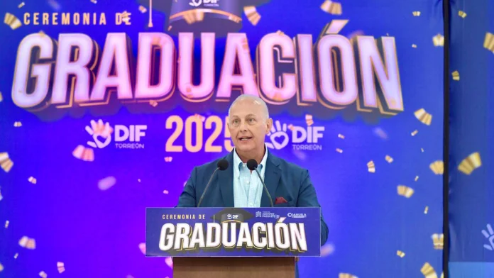 Román Alberto Cepeda González preside ceremonia de graduación de 156 alumnos de DIF Torreón