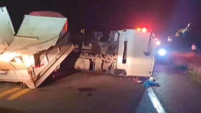 Seis personas fallecen en accidente entre tráiler y camioneta familiar; iban a Mazatlán