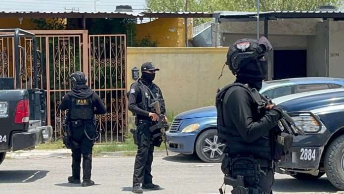 Un detenido durante el cateo en la colonia Santo Domingo de Sabinas