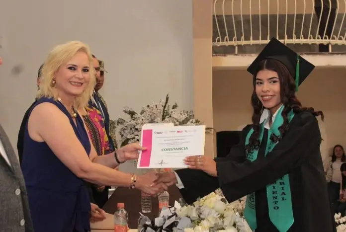 La alcaldesa Laura Jiménez Gutiérrez amadrina a más de 200 jóvenes en la graduación del CECyTEC “General Álvaro Obregón” en Palau