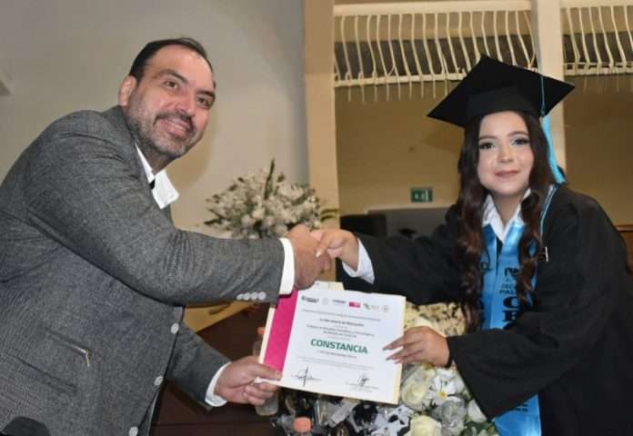 Más de 200 jóvenes egresan del CECyTEC Palau en Múzquiz; autoridades estatales y municipales celebran su logro académico