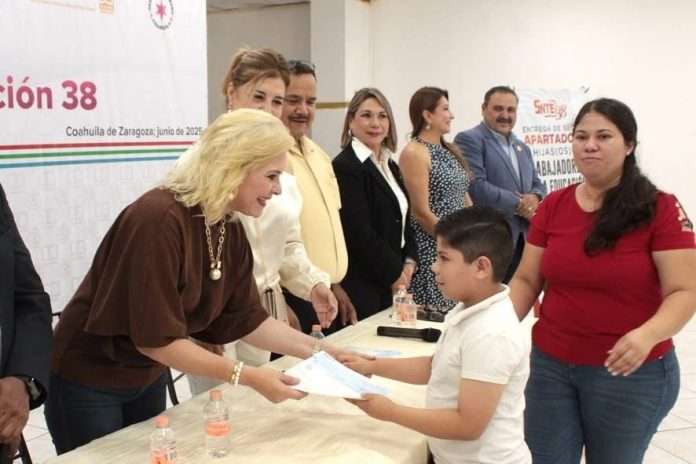 El Gobierno del Estado entregó becas a 128 hijos de trabajadores del SNTE Sección 38 en Múzquiz.