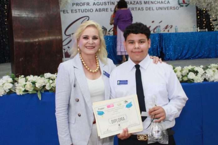 Laura Jiménez amadrina a 204 alumnos de la Escuela Secundaria Agustín Terrazas Menchaca en Múzquiz