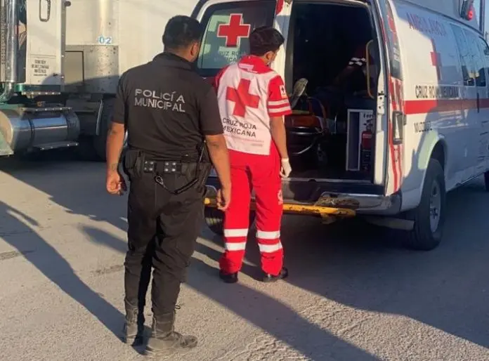 Motociclista de 27 años sufre múltiples lesiones tras ser impactado por una camioneta en la colonia Nogalera de Múzquiz