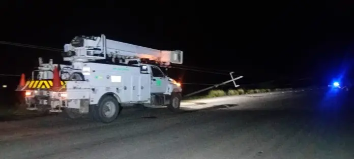 La caída de un poste de alta tensión en la carretera Esperanzas–Barroterán movilizó a CFE, Guardia Civil y Bomberos en Múzquiz.