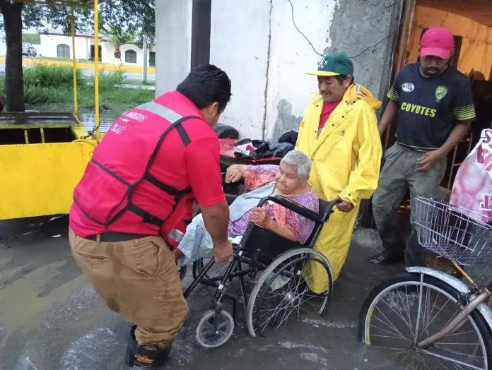 Protección Civil y Bomberos atienden afectaciones por tormenta en Villa de Palaú