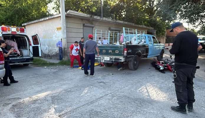 Motociclista menor queda atrapado bajo camioneta en fuerte choque en Múzquiz