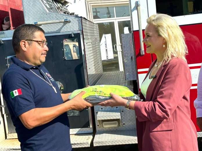 Entrega Laura Jiménez uniformes y equipo al Cuerpo de Bomberos de Múzquiz