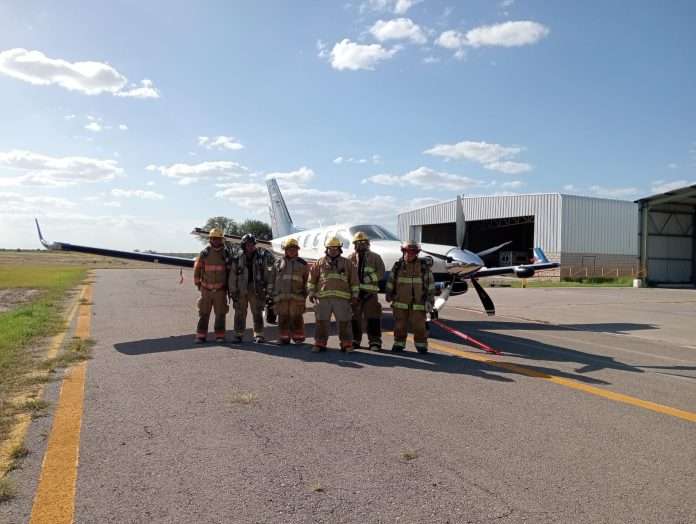 Personal de Protección Civil y Bomberos de Múzquiz se capacita en manejo de incendios aeroportuarios