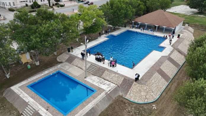 Municipio invita a familias acuñenses a disfrutar de la alberca municipal