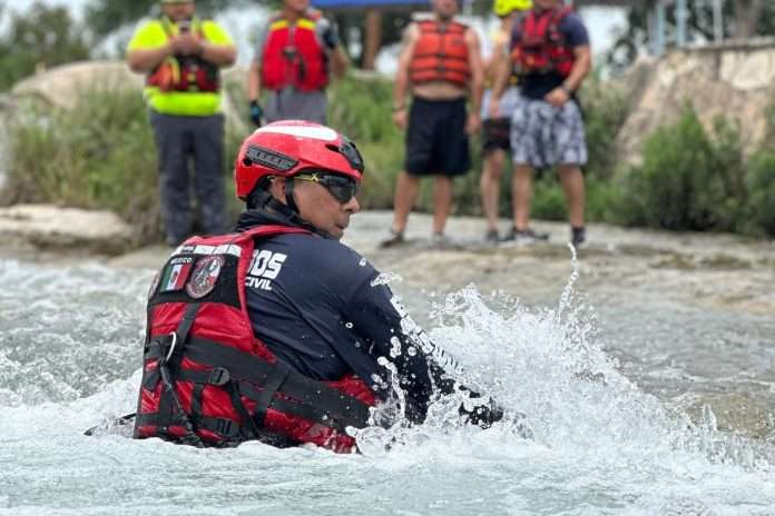 Bomberos acuñenses reciben capacitación en aguas en movimiento