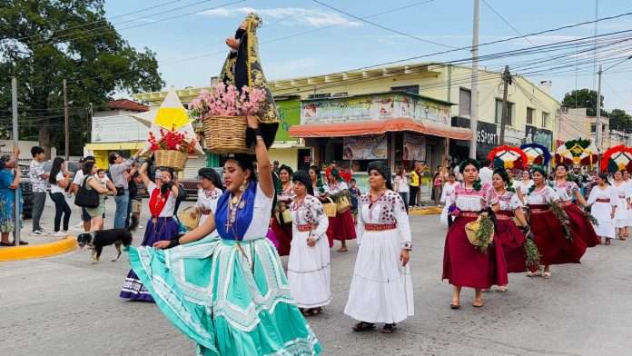 Celebran la guelaguetza 2025 en Acuña