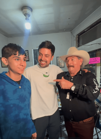 Alex Serrano y Juan Hermilo con Abel, chico que hizo posible la visita del influencer.