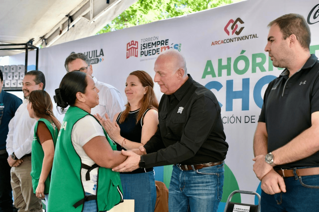 Román Alberto Cepeda González arranca en Torreón el programa de regaderas ecológicas “Ahórrate un chorro”