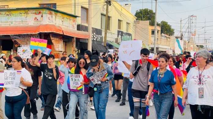 Llevan con éxito en Acuña marcha del orgullo LGBT+