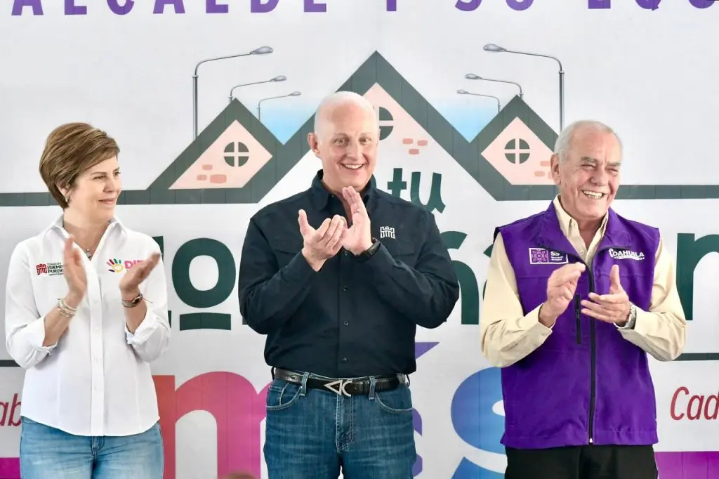 Román Cepeda entrega rehabilitación de la Plaza Madero