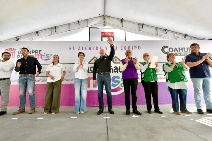 Román Cepeda entrega rehabilitación de la Plaza Madero