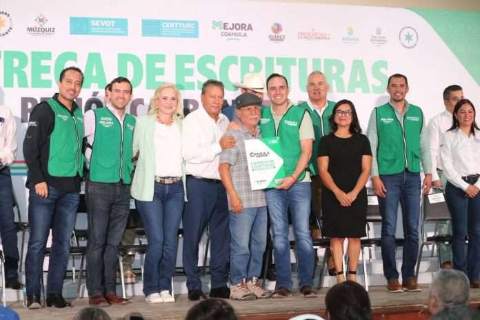 Agradece Óscar Ríos a Manolo Jiménez por entrega de escrituras a familias de San Juan de Sabinas