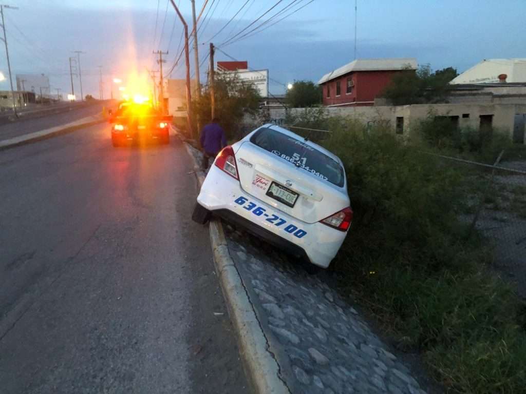 Taxista sufre accidente sobre la Sidermex