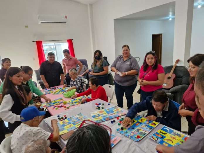 Llevan jóvenes felicidad a adultos mayores