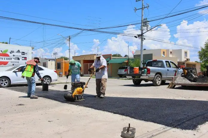 Avanza obra de bacheo en la calle Adam A. Rocha en la Colonia Sarabia OBRAS