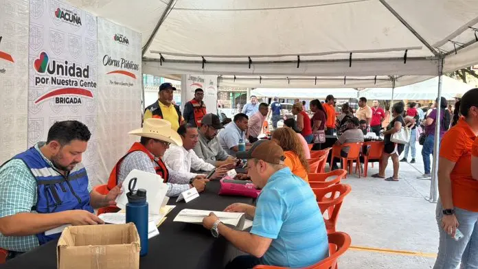 Atiende Emilio de Hoyos de manera directa a ciudadanos