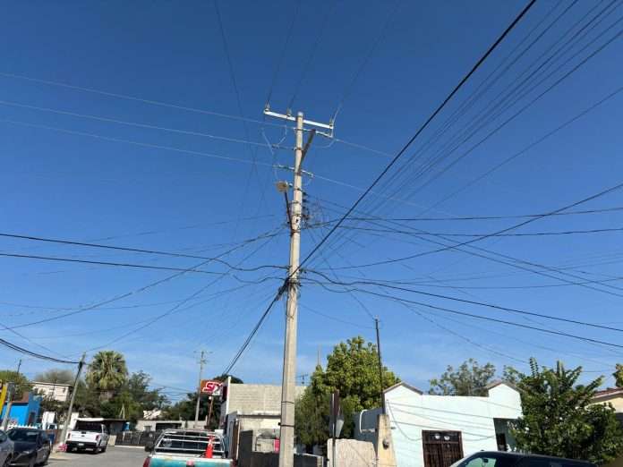 Retira Desarrollo Urbano cables en desuso en Acuña