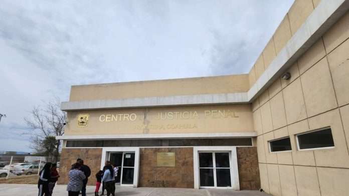 Cantante de Monclova acuerda pagar pensión atrasada en parcialidades