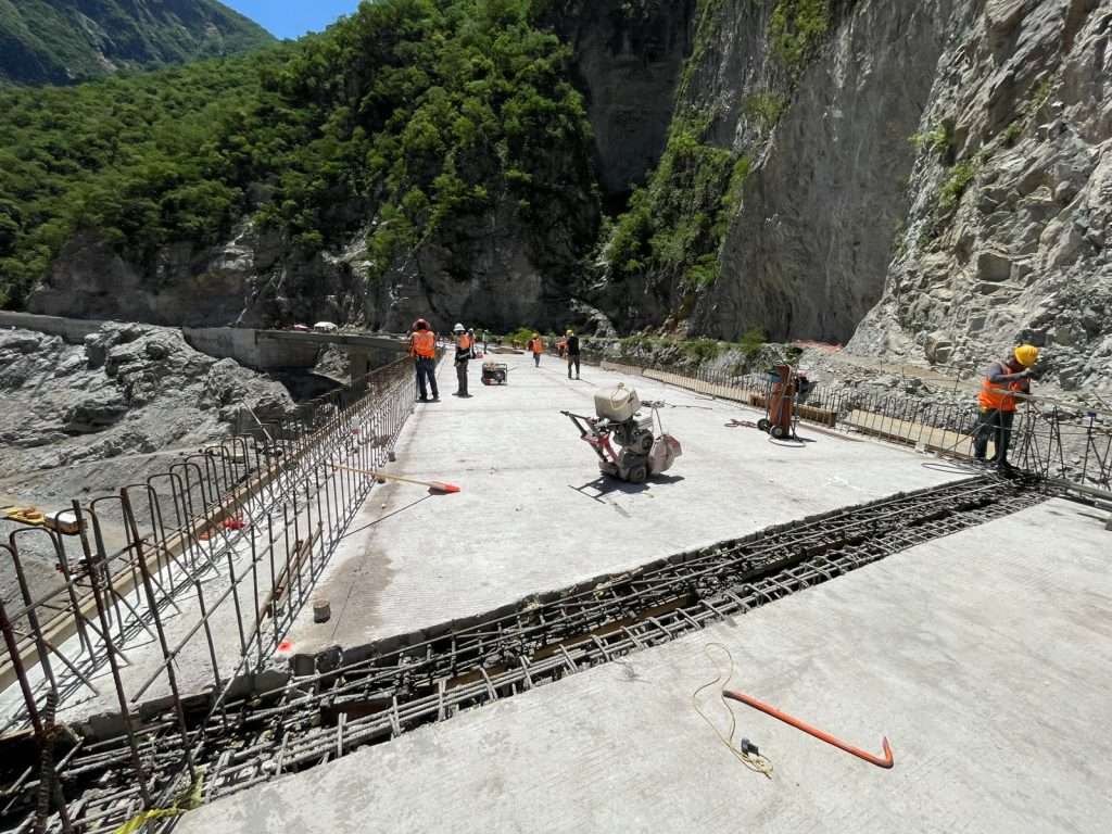 Carretera San Ignacio-Tayoltita se reforzó con 18 estructuras y generó más de 24 mil empleos SICT