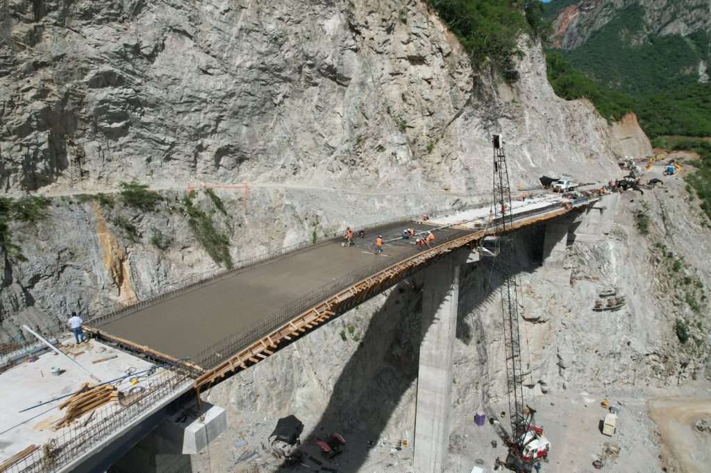 Carretera San Ignacio-Tayoltita se reforzó con 18 estructuras y generó más de 24 mil empleos SICT