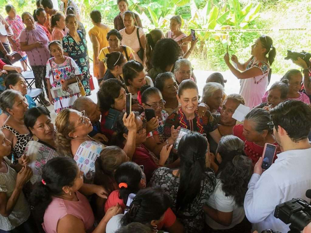 Claudia Sheinbaum entrega créditos a la palabra a mujeres artesanas de Amuzgo
