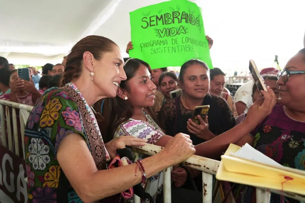 Claudia Sheinbaum entrega créditos a la palabra a mujeres artesanas de Amuzgo